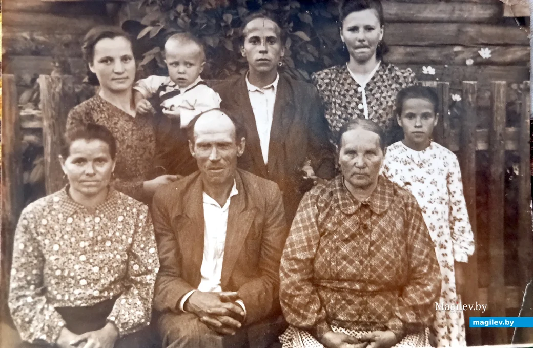 1950-е. Семья Надежды Ивановны (она стоит крайняя справа). Первый ряд слева направо: мама