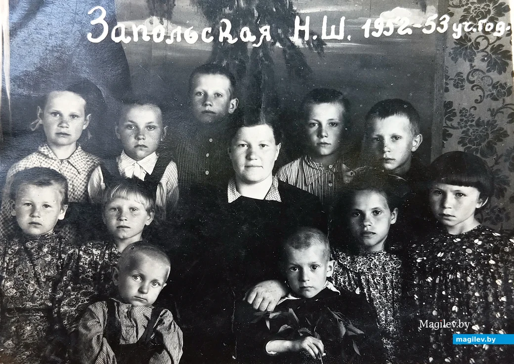 1952 год. Надежда Малевич (справа от учительницы) в третьем классе.