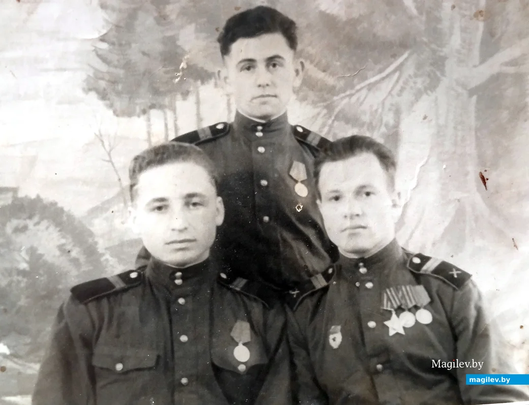 1946 год. Брат Надежды Ивановны ,Александр, в первом ряду справа.