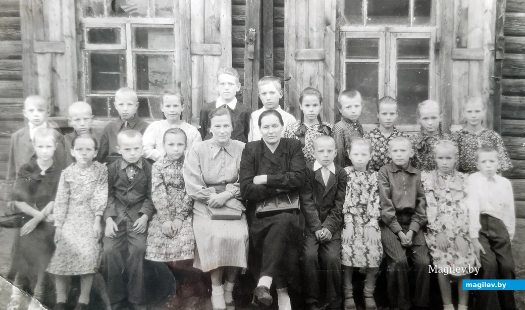 Примерно 1954 год. Надежда Малевич (второй ряд пятая справа) в Калатичской школе