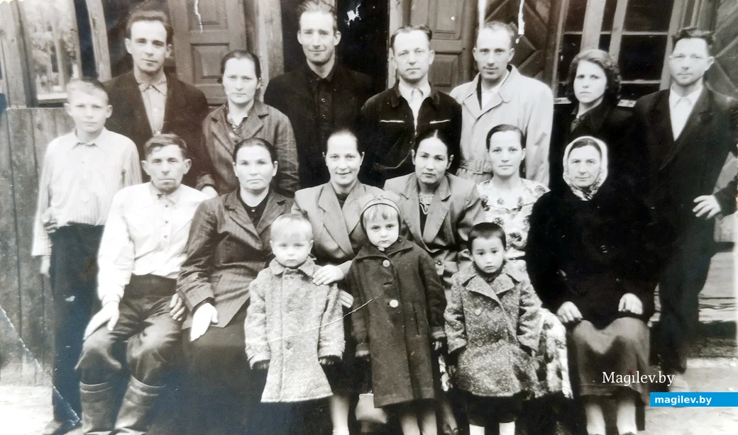 Конец 1950-х. Родственники Надежды Ивановны провожают сестру Анну на целину. Анна во втором