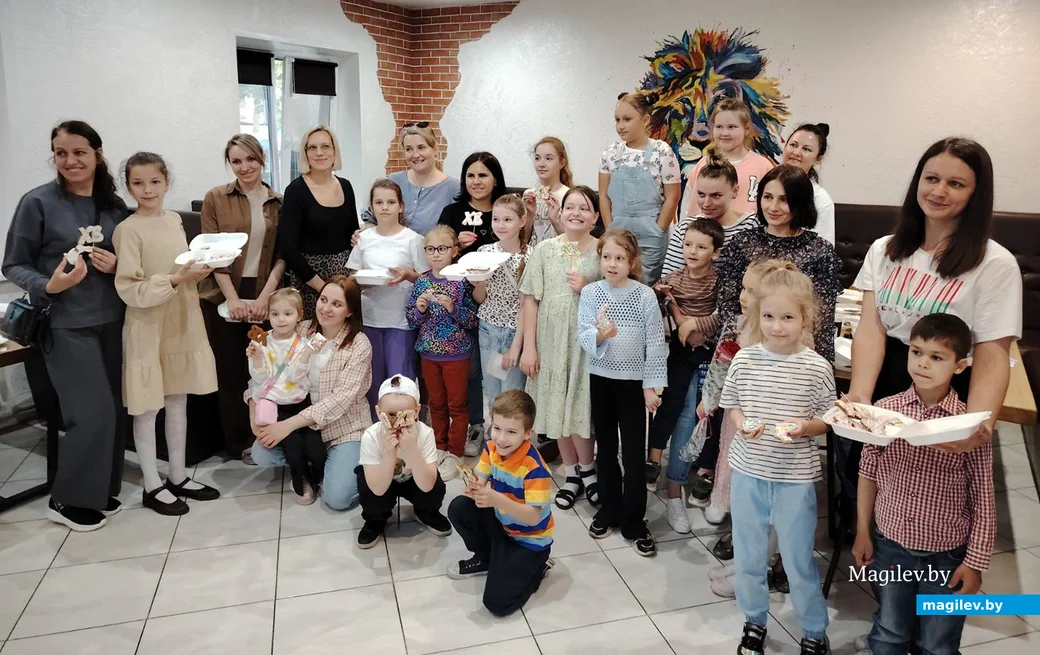 Май 2024 года. Перед Пасхой участницы клуба вместе со своими детками расписывали имбирные