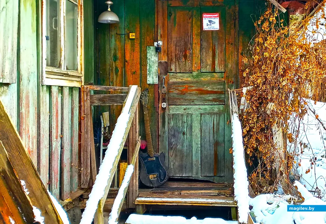 Февраль 2024 года, Могилев, Дубровенка. Гитара Александра (без струн).