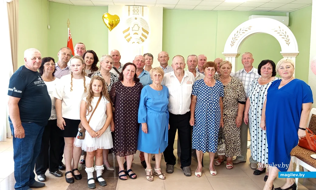 Родные и близкие Тамары Антоновны и Александра Константиновича собрались, чтобы поздравить