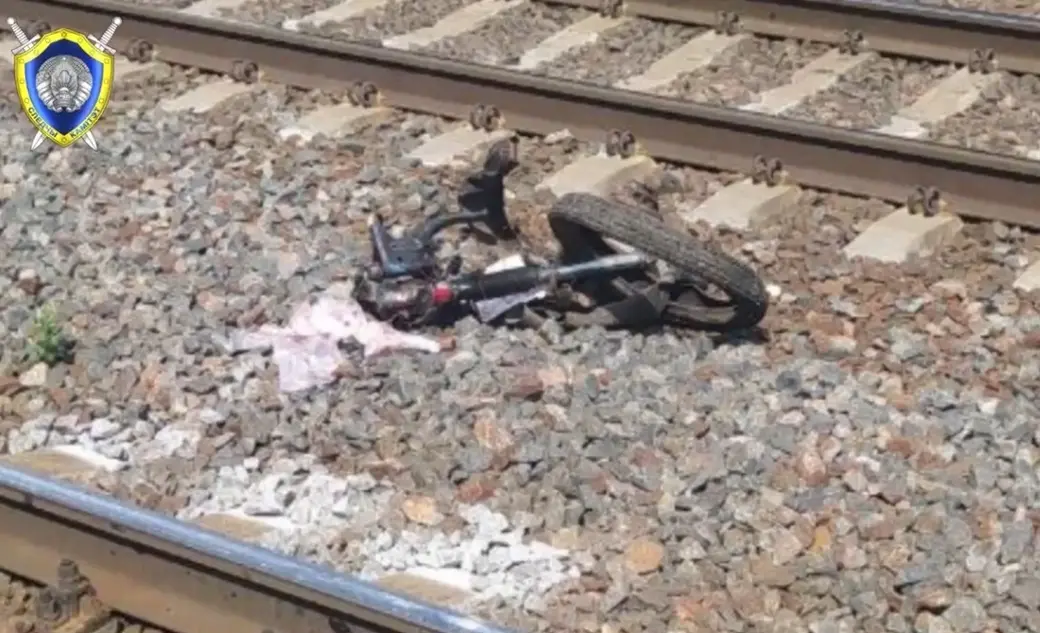 14 июля 2024 года. На нерегулируемом пешеходном переходе железнодорожной станции «Колосово» двое байкеров погибли под колесами поезда. Кадр видео СК.