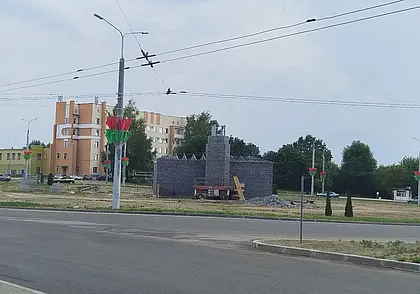В Могилеве на Пушкинском проспекте строят габион в форме ратуши