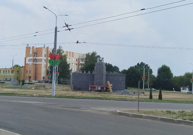 В Могилеве на Пушкинском проспекте строят габион в форме ратуши
