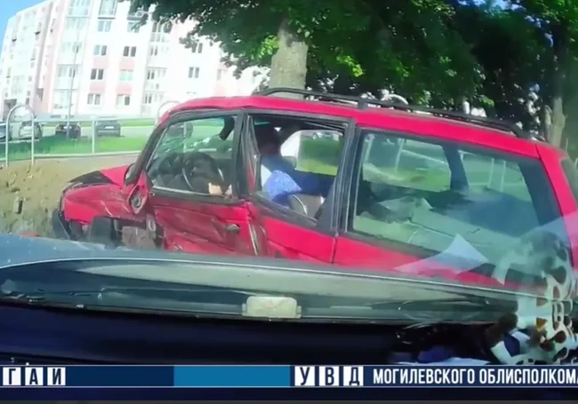 В Могилеве на Первомайской столкнулись легковушки. Один из водителей доставлен в больницу