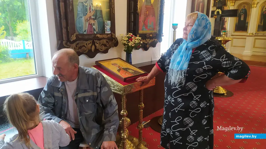 11.06.2024. Краснополье. Успенский храм. Прихожане храма – дядя Саша и Мария Васильевна обсуждают насущные вопросы