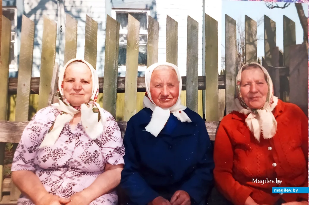 Начало 2000-х. Прасковья Навичонок (в середине), Ольга Дещеня (справа), Люба Малевич (слева).