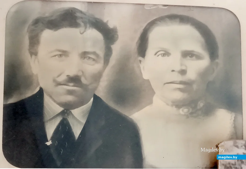 Супруги Михаил Игнатьевич и Елена Фёдоровна Кирдун. Портрет сделали на заказ из двух