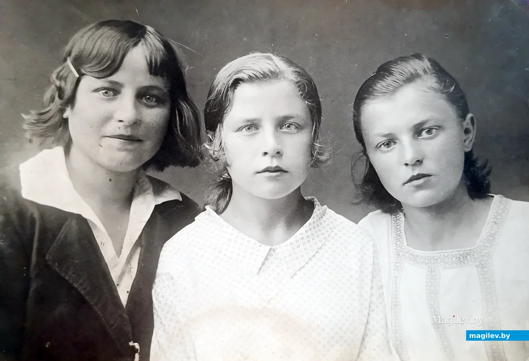 1930-е. Ольга Кирдун (посередине), тетя Валентины Сергеевны.