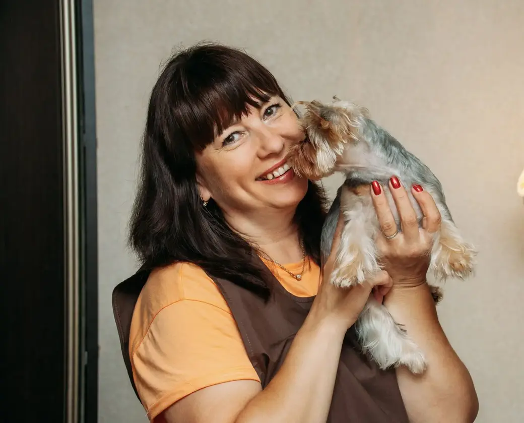 Бобруйск, 2024 год. Грумер Ирина Белых со своими клиентами. Фото: Сергей Гребеневич.