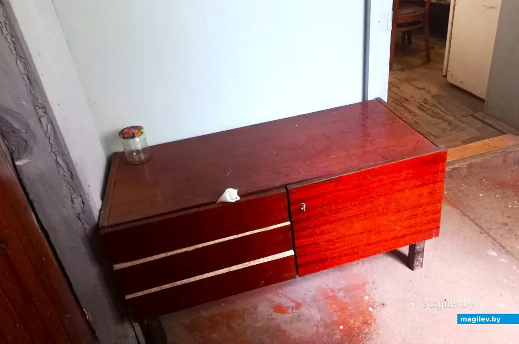 Тумбочка Гены Хака в мастерской Аладьева.