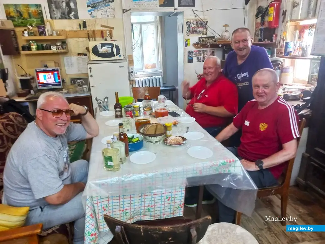 Лето 2024 г., Могилев. Виктор Поздняков (справа) встречается со старыми друзьями (в синей майке – Коля Аладьев).