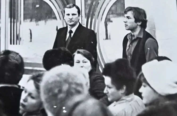 Бобруйск, 1980-е. Николай Гриневич (слева) на работе в магазине «Дом одежды». Подготовка к общему