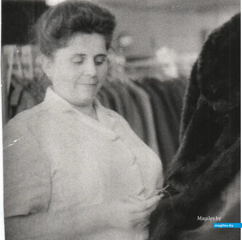 Бобруйск, 1980-ые. Лариса Ивановна Сикорская на работе в магазине «Дом одежды», Фото из личного