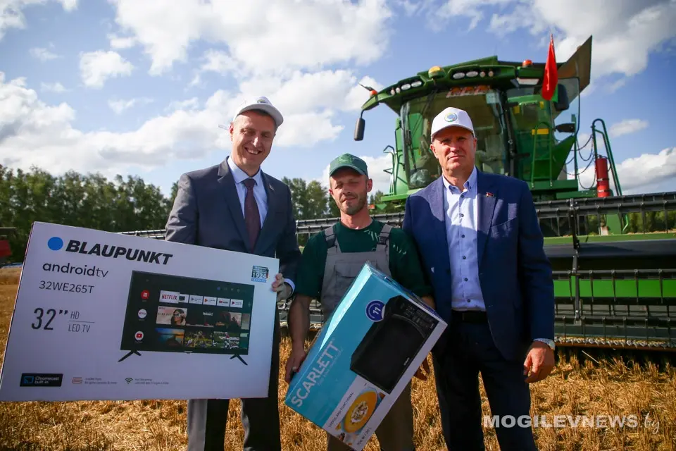 Первым комбайнером-трехтысячником в Беларуси стал Сергей Май из Могилевского района. Фото: Mogilevnews.by.