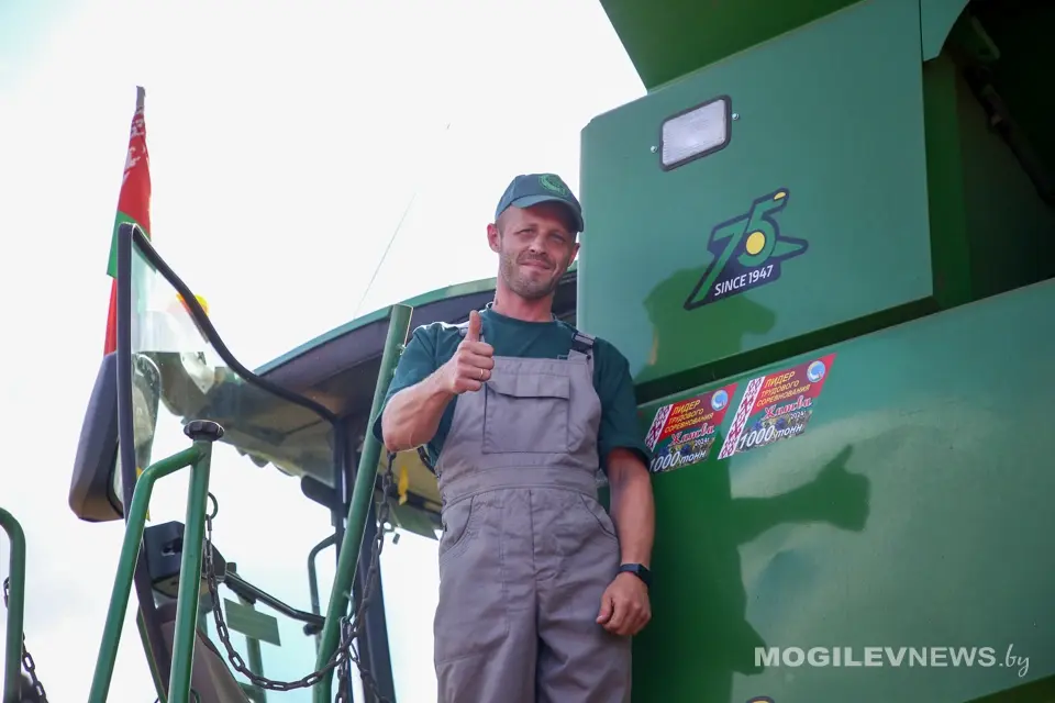 Первым комбайнером-трехтысячником в Беларуси стал Сергей Май из Могилевского района. Фото: Mogilevnews.by.