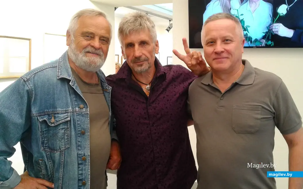2017-й год, Могилев, выставочный зал музея истории Могилева. Евгений и Владислав Байковы с автором этого материала.