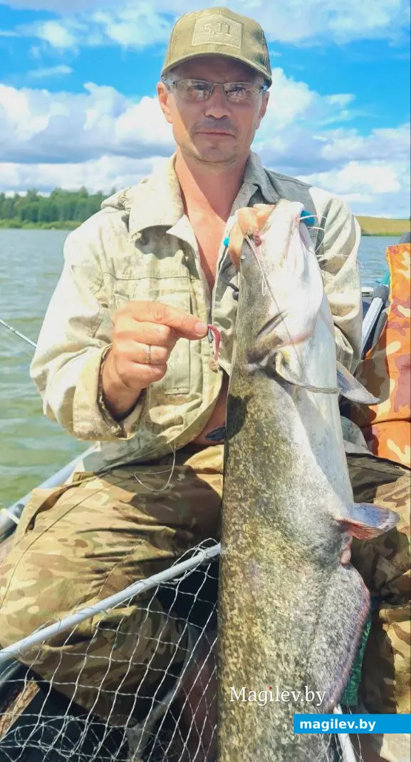 20 июля 2024 года. Тетеринское водохранилище. Круглянский район. Андрей с сомом. И приманка.