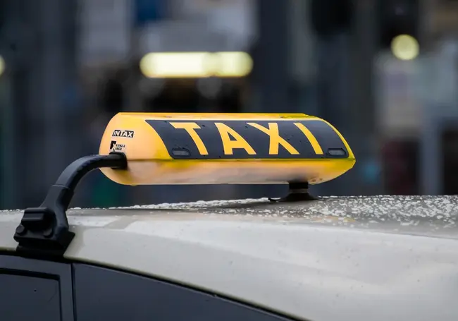 Что изменится для физлиц и ИП на рынке такси с ноября: разъяснили в МНС
