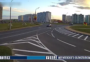 В Могилеве автомобиль выехал за пределы проезжей части и врезался в столб (видео)