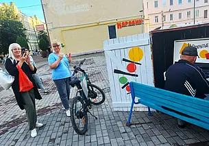 Хиты популярной музыки на могилевской улице: даже проблемные клавиши – не помеха