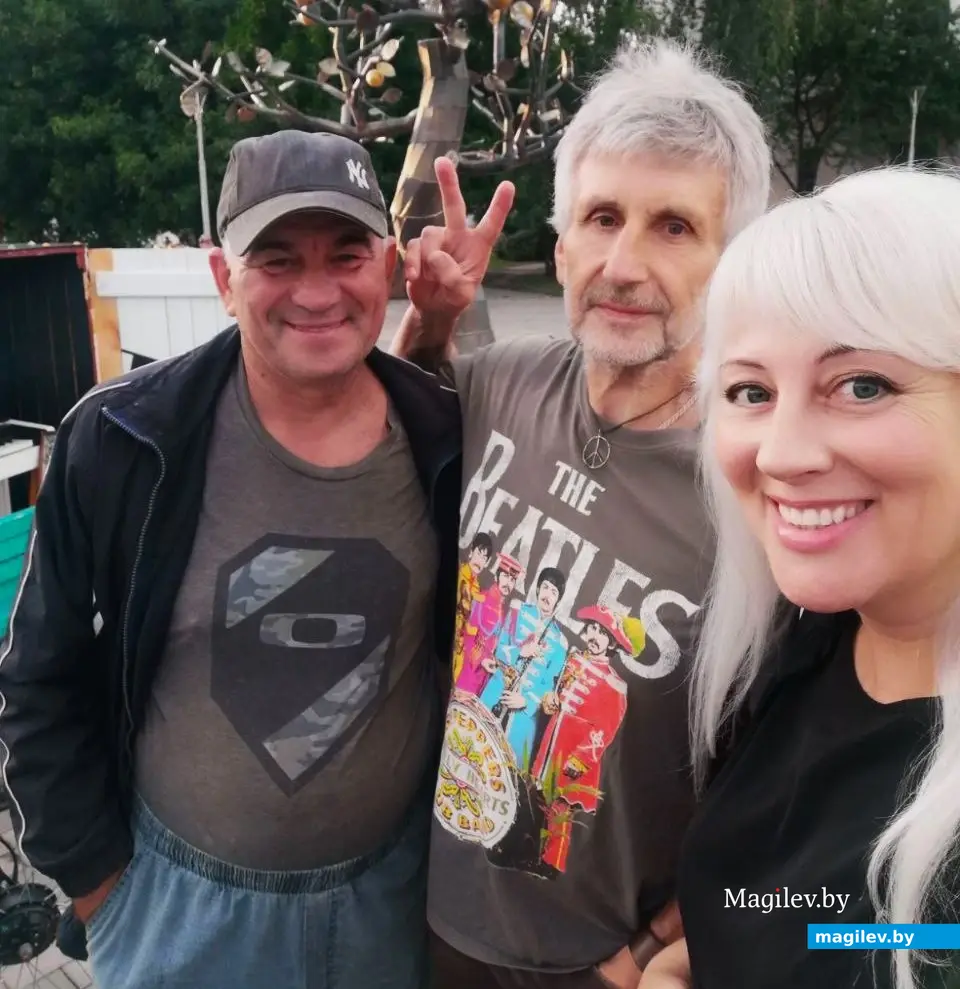 22.07.2024 г., Могилев, ул. Ленинская. Сергей Грумо (слева) и несколько его случайных слушателей.