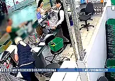 В Бобруйске у пенсионера работник магазина украл барсетку – в магазине. Видео