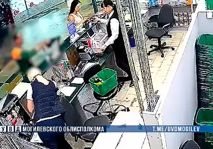 В Бобруйске у пенсионера работник магазина украл барсетку – в магазине. Видео