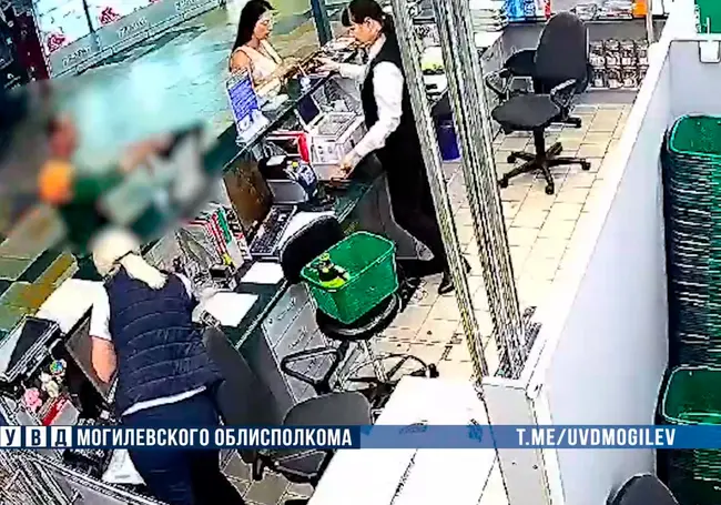 В Бобруйске у пенсионера работник магазина украл барсетку – в магазине. Видео
