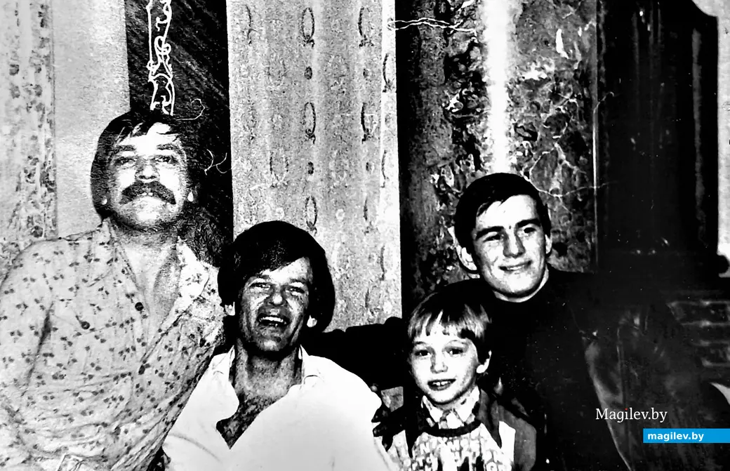 1979 г. Дин Рид (в белой рубашке) с участниками ВИА «Верасы». Справа– Сергей Грумо.