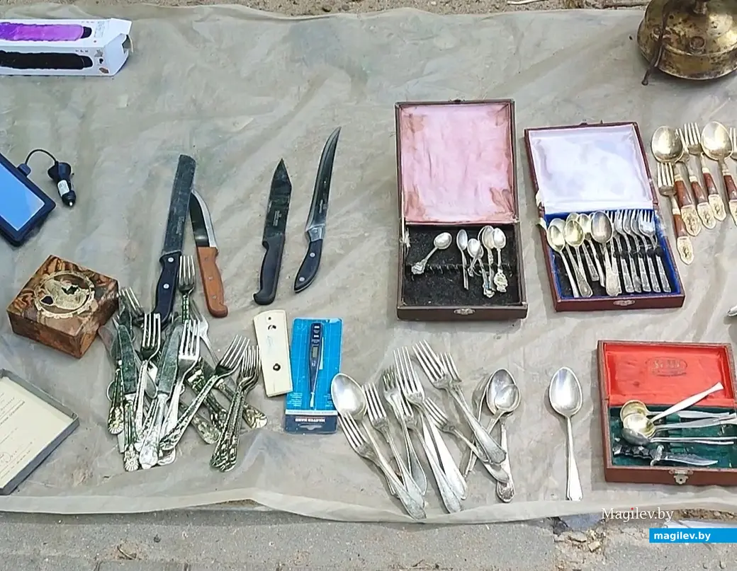 От пуговицы до антиквариата. Что и почем можно найти на барахолке у Быховского рынка, июль 2024 г.