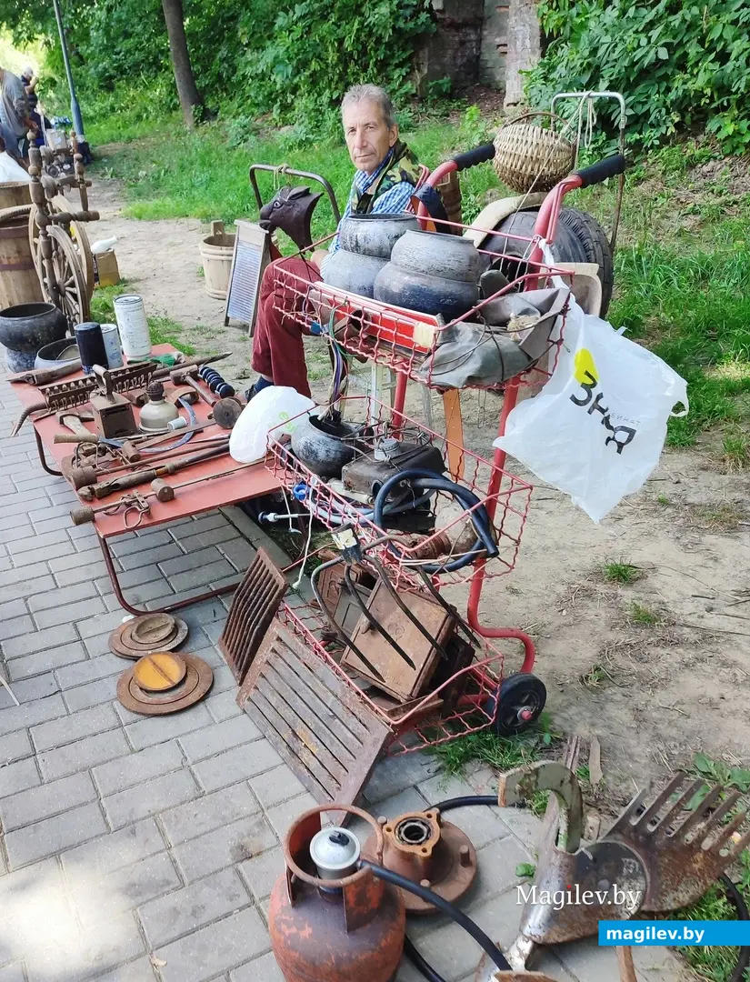 От пуговицы до антиквариата. Что и почем можно найти на барахолке у Быховского рынка, июль 2024 г.