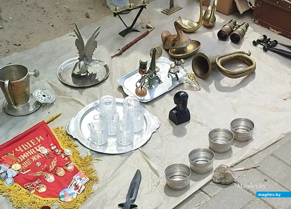 От пуговицы до антиквариата. Что и почем можно найти на барахолке у Быховского рынка, июль 2024 г.