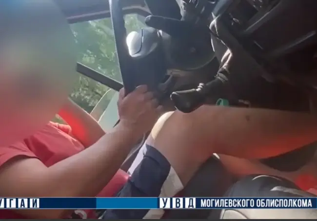 В Могилеве водитель маршрутки за рулем выяснял отношения по телефону и стал героем видеоролика