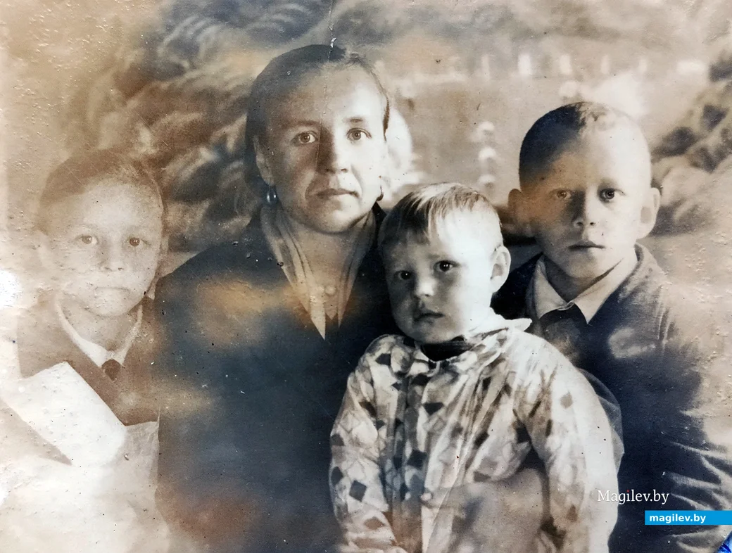 1961 год. Семья Надежды Михайловны: мама Мария Степановна, брат и младшая сестра.