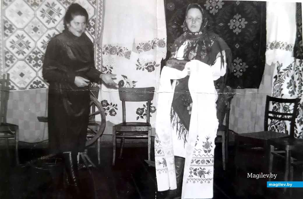 1980-е. Надежда Михайловна (справа) на одном из концертов.