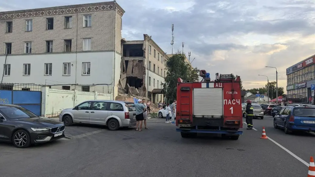 Гомель, 27 июля 2024 года. Спасатели продолжают разбирать завалы части обрушенной четырехэтажки. Фото: Официальный телеграм-канал председателя Гомельского горисполкома