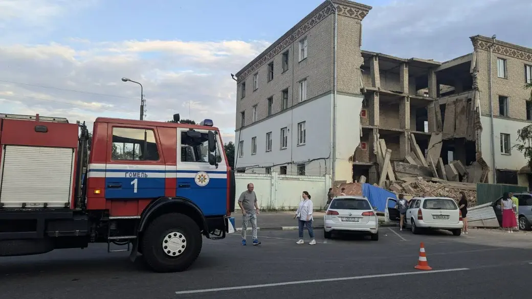 Гомель, 27 июля 2024 года. Спасатели продолжают разбирать завалы части обрушенной четырехэтажки. Фото: Официальный телеграм-канал председателя Гомельского горисполкома