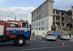 В Гомеле обрушилась стена нежилого четырехэтажного здания. Спасатели разбирают завалы