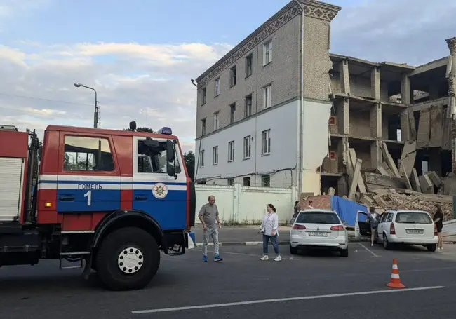 В Гомеле обрушилась стена нежилого четырехэтажного здания. Спасатели разбирают завалы