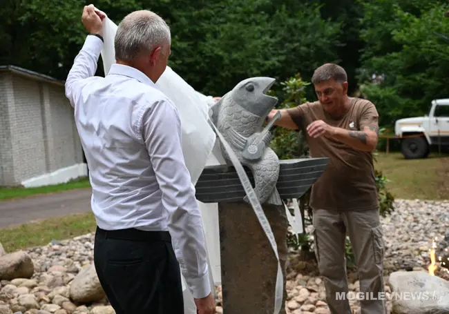 Скульптуру «Поющий карась» открыли на базе отдыха «Чечевичи». Фотофакт