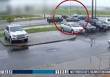 В Могилеве на Златоустовского сегодня днем столкнулись Volkswagen и Lada (видео)