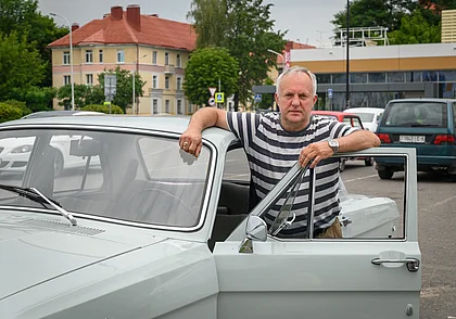«Машина сразу завелась». Житель Бобруйска купил 45-летнюю «Волгу» и дал ей вторую жизнь