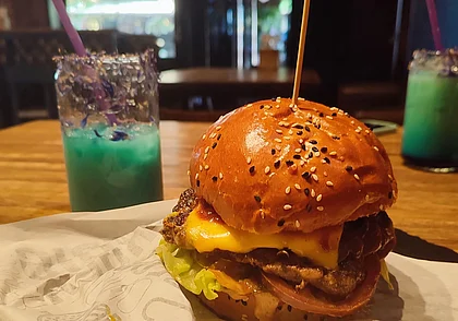 Бургер вкусный, но с неприятным сюрпризом. Сходили в Burger Нouse