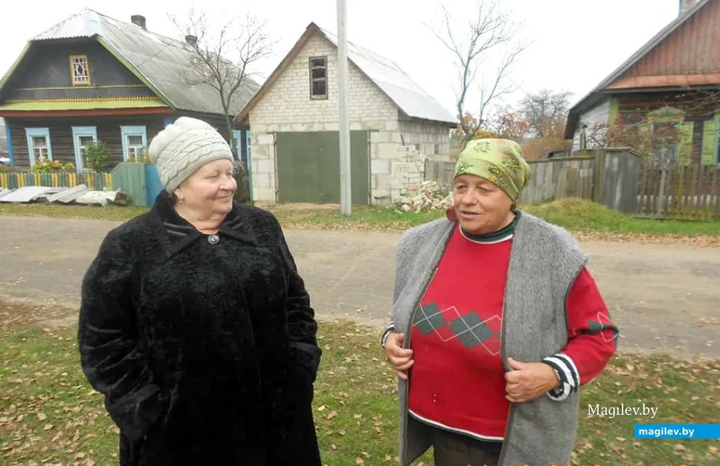 2013 год. Галина Павловна приехала в Заполье через 25 лет. Справа на фото жительница деревни