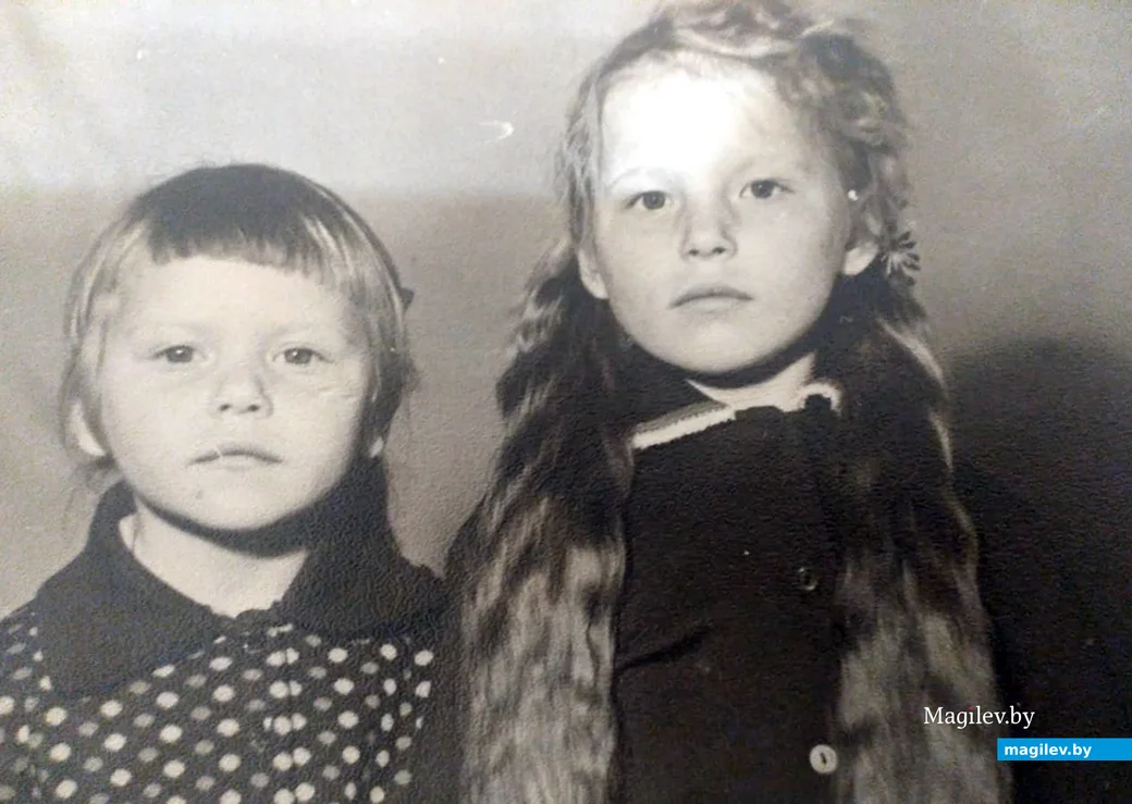 1975-1976 год. Дочери Галины Павловны: Татьяна (справа) и Лариса.