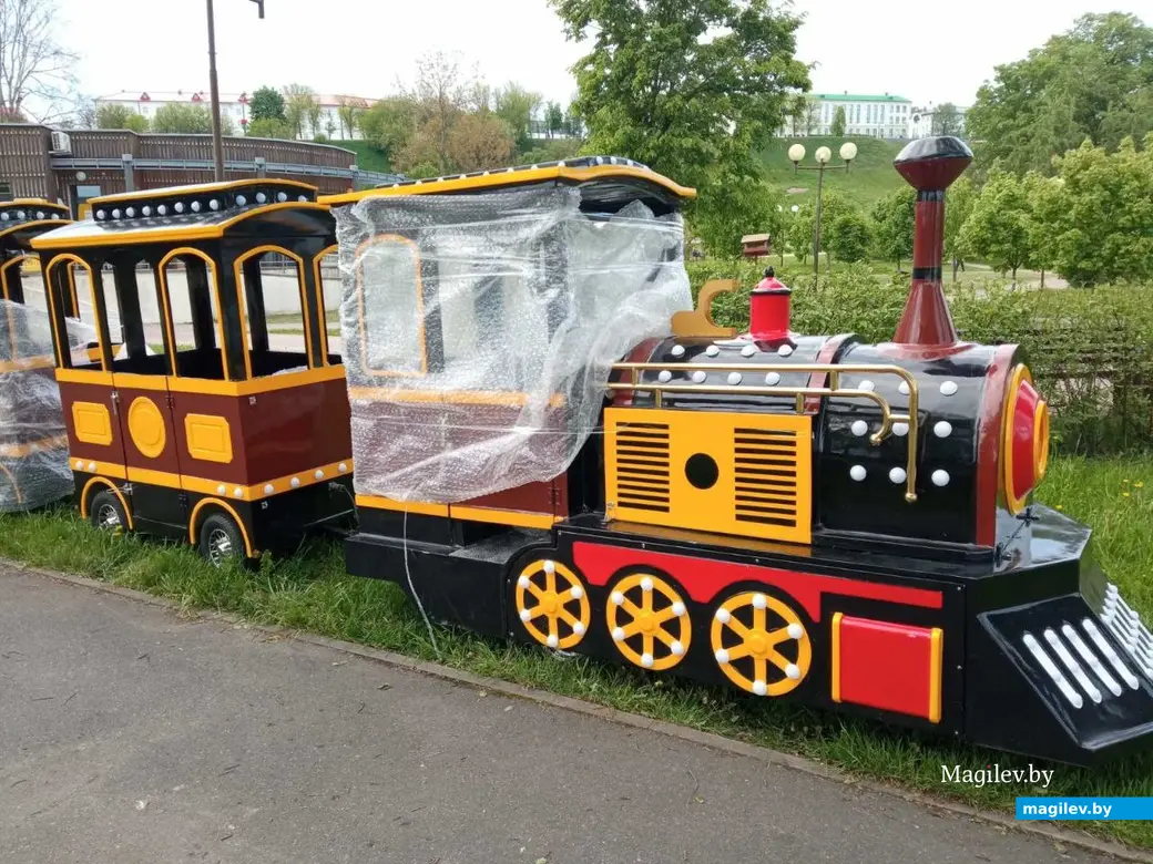 Май 2025 г. Могилев, парк Подниколье. Новый аттракцион - паровозик.